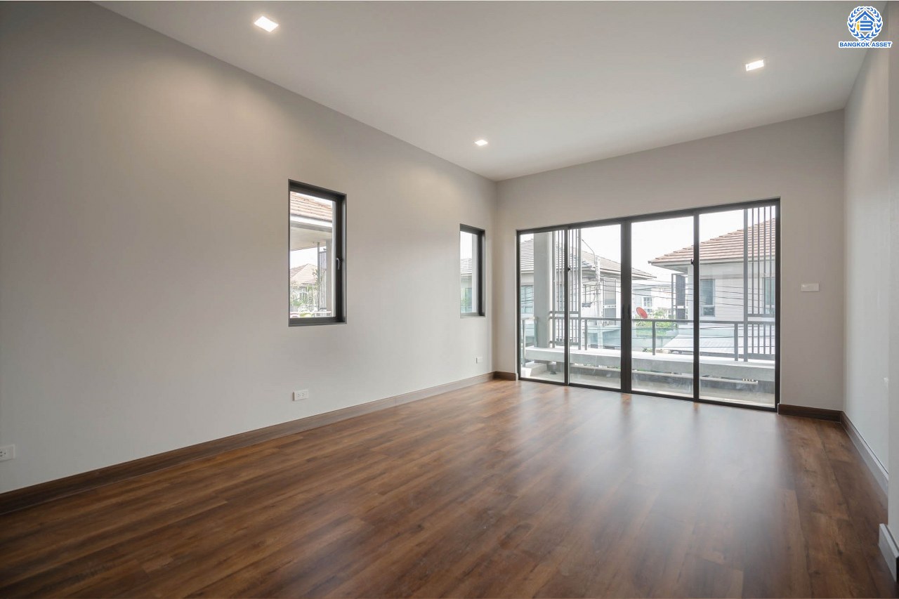 บ้านมือสองตกแต่งใหม่ จากแบรนด์ Sansiri โครงการ เศรษฐสิริ ชัยพฤกษ์-แจ้งวัฒนะ เนื้อที่ 53.3 ตร.ว. ฟังก์ชัน 3 ห้องนอน 3 ห้องน้ำ จอดรถได้ 2 คัน พร้อม Facilities ครบครัน! บนทำเลโซนเมือง เชื่อมต่อทุกการเดินทาง ใกล้เซ็นทรัลแจ้งวัฒนะ, เมืองทองธานี, ทางด่วน "ศรีรัช" และรถไฟฟ้าสายสีชมพู "สถานีปากเกร็ด"...